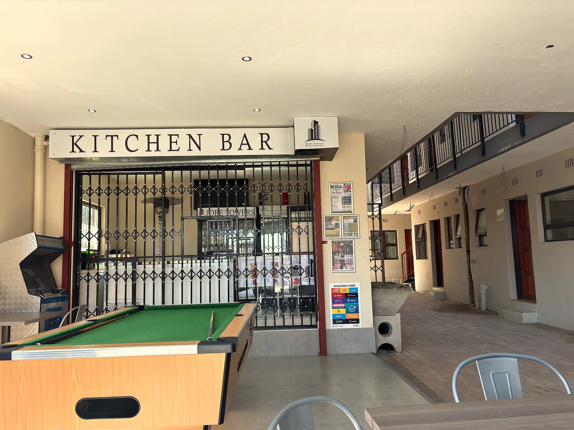 Kitchen Bar & Pool